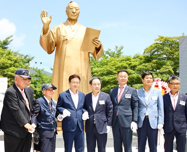 지난해 7월 이승만 전 대통령 동상 제막식에 참석한 김재욱(오른쪽 3번째) 칠곡군수가 이철우 경북도지사(왼쪽부터 3번째)를 비롯한 주요 내빈과 기념 촬영을 하고 있다. /칠곡군