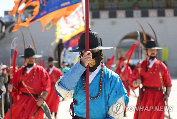 이달 31일 오전 11시와 오후 2시 두 차례에 걸쳐 서울 경복궁 흥례문 일원에서 전국 수문장 임명 의식이 열린다. 사진은 지난해 수문장 임명의식.  /연합