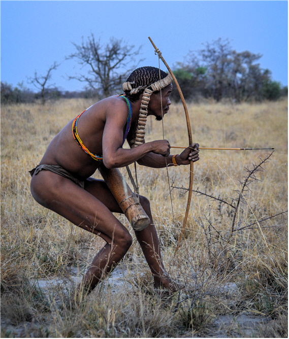 남아프리카 지역에서 수렵·채집의 생활을 영휘하는 산(Saan)족 혹은 부시맨(Bushmen) 사냥꾼. 2017년 9월 5일. 앤디 마아노(Andy Manno) 촬영. /공공부문