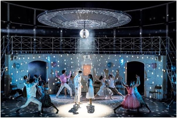 세계적으로 인기 있는 영국 안무가 매튜 본의 무용극 ‘로미오와 줄리엣’이 한국 무대에 처음 오른다. 사진은 매슈 본의 ‘로미오와 줄리엣’. /LG아트센터서울