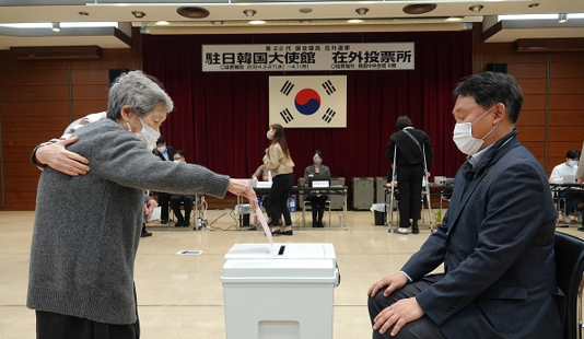 제22대 국회의원선거 재외 국민투표가 27일 시작된 가운데 재일교포인 94세 이두치(사진 왼쪽) 할머니가 일본 도쿄 총영사관에 마련된 재외투표소에서 투표하고 있다. /연합