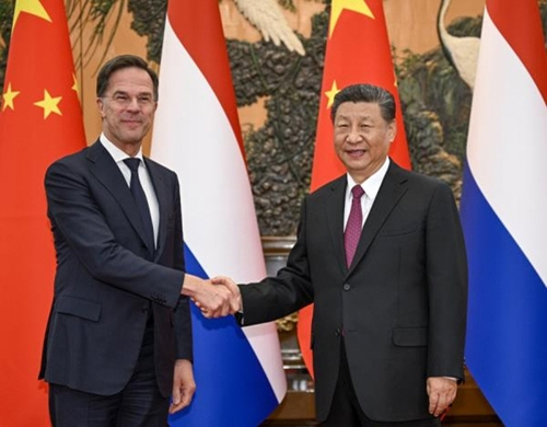 27일 시진핑 중국 국가주석과 마르크 뤼터 네덜란드 총리가 베이징 인민대회당에서 회동하고 있다 ./관영중국중앙 TV=연합