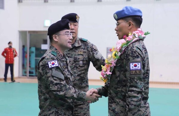 곽종근(왼쪽) 육군특수전사령관이 한빛부대 17진 복귀 환영식에서 파병 임무를 마친 장병을 격려하고 있다.  /국방부