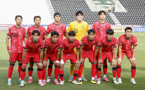 22일 카타르 도하 자심 빈 하마드 스타디움 열린 2024 AFC U-23 아시안컵 조별리그 B조 3차전 한국과 일본의 경기. 한국 선수들이 기념촬영을 하고 있다. /연합