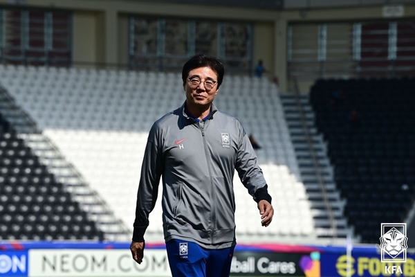 지난 22일 카타르 도하 자심 빈 하마드 스타디움 열린 2024 AFC U-23 아시안컵 조별리그 B조 3차전 한국과 일본의 경기. 황선홍 한국 감독이 경기 시작을 기다리고 있다. 대한축구협회 제공. /연합