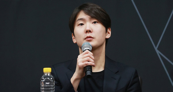 피아니스트 조성진이 지난해 11월 10일 오후 서울 서초구 예술의전당 무궁화홀에서 열린 베를린 필하모닉 내한공연 기자간담회에서 인사말을 하고 있다. /연합