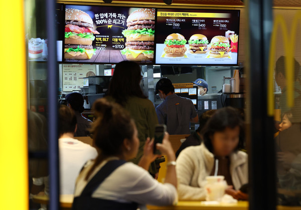맥도날드는 2일 16개 메뉴 가격을 평균 2.8% 올렸다. 사진은 지난 1일 서울 시내의 한 맥도날드 매장. /연합