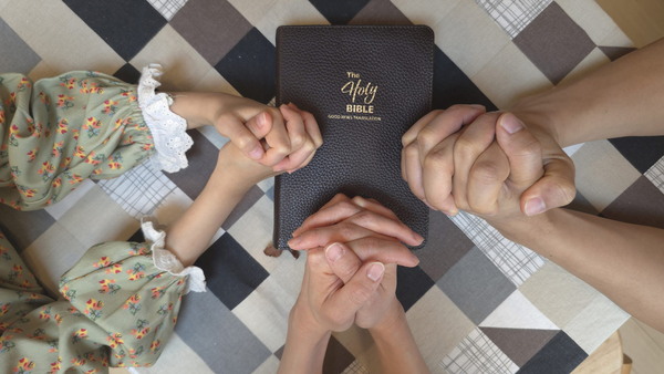 믿음의 가정은 하나님이 주신 최고의 선물이다. 말씀을 묵상하며 기도하는 가정의 모습. /최성주 기자