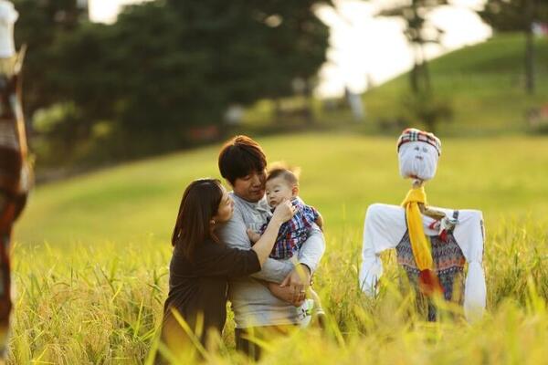 서울 올림픽공원에서 행복한 시간을 보내고 있는 가족의 모습. /최성주 기자