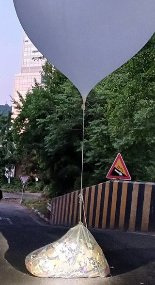 2일 오전 인천시 미추홀구 용현동 도로에 북한의 대남 오물풍선이 떨어져 있다. /연합