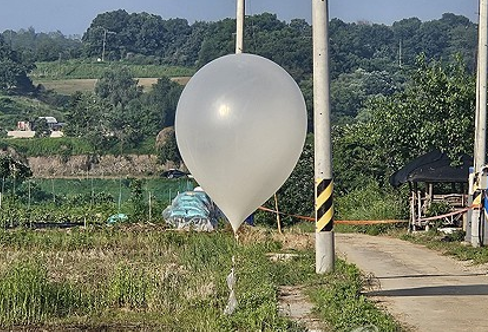 지난달 29일 경기도 파주시에서 발견된 북한의 대남전단 풍선의 모습. 지난 주말 동안 아파트 2층 높이의 초대형 오물 풍선도 서울 경기 지역에 투하되었다. /연합