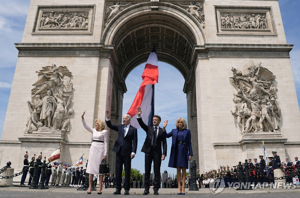 8일 파리 개선문 앞에 선 미·프 정상 부부. /AP=연합