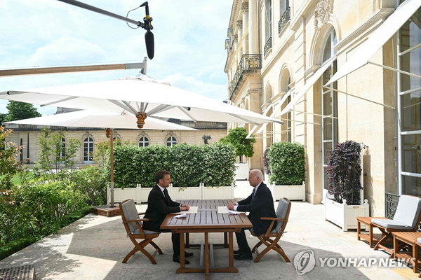 8일 엘리제궁에서 정상회담 하는 미·프 정상. /AFP=연합