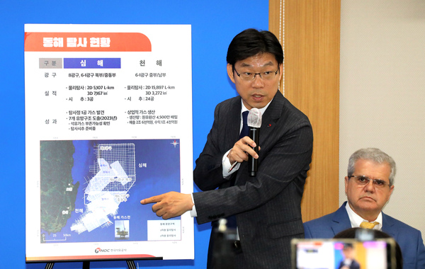 최대 140억 배럴 규모로 추정되는 경북 포항시 영일만 앞바다 ‘대왕고래’ 석유·가스전 개발 사업을 총괄하는 한국석유공사 수장이 교체될 전망이다.지난 7일 곽원준 한국석유공사 수석위원이 정부세종청사 산업통상자원부 기자실에서 경북 포항시 영일만 앞바다에서 발견된 석유·가스전과 관련해 설명하고 있다. /연합