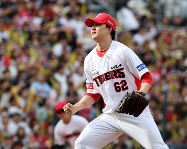 지난 12일 광주기아챔피언스필드에서 열린 프로야구 SSG 랜더스와 KIA 타이거즈의 더블헤더 1차전. KIA 정해영이 8회초 1사 1, 2루에서 마운드에 올라 삼진 2개로 이닝을 마치고 주먹을 불끈 쥐고 있다. /연합