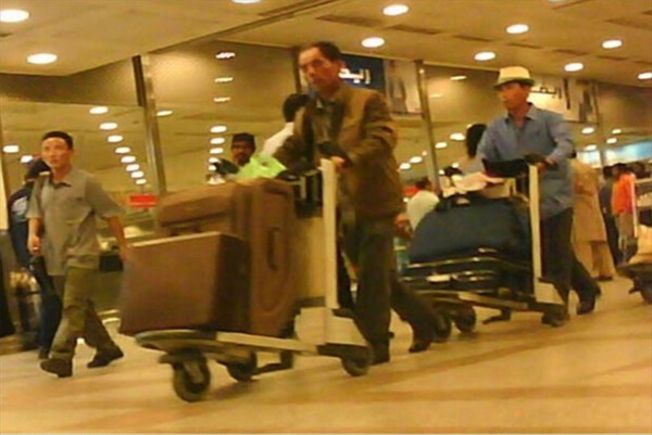 지난 2016년 쿠웨이트 공항에서 포착된 북한 노동자들. /연합