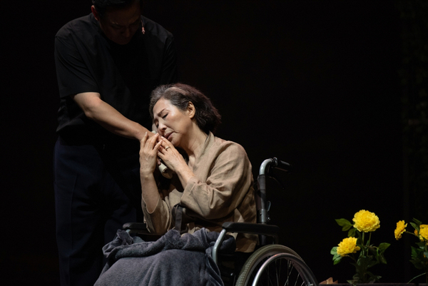 음악극 ‘누가 이 사람을 모르시나요’가 이달 27일부터 성남아트센터 오페라하우스에서 열리고 있다. 무대 예술의 거장 표재순이 연출한 이 작품은 6·25 전쟁으로 헤어지게 된 부부의 기막힌 일대기를 그린다. 사진은 음악극 ‘누가 이 사람을 모르시나요’ 속 한 장면. /연합