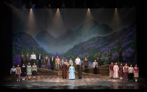 음악극 ‘누가 이 사람을 모르시나요’가 이달 27일부터 성남아트센터 오페라하우스에서 열리고 있다. 사진은 음악극 ‘누가 이 사람을 모르시나요’ 속 한 장면. /연합