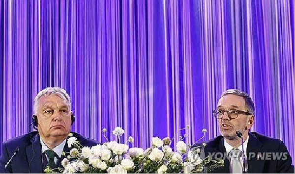 기자회견 하는 오르반 빅토르 헝가리 총리(왼쪽)와 헤르베르트 키클 오스트리아 자유당 대표. /AFP=연합