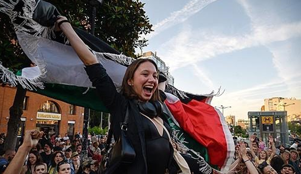 프랑스 총선일인 지난 7일(현지시간) 파리에 모여 극우 정당인 마린 르펜의 RN(국민연합) 1당 실패에 기뻐하는 프랑스 유권자들. /AFP=연합