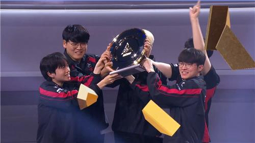 T1이 e스포츠 월드컵(EWC) 리그 오브 레전드(LoL) 종목 결승전에서 중국의 강호 톱 e스포츠(TES)를 꺾고 초대 우승팀의 영예를 거머쥐었다. 사진은 우승 트로피 들어올리는 T1. /연합