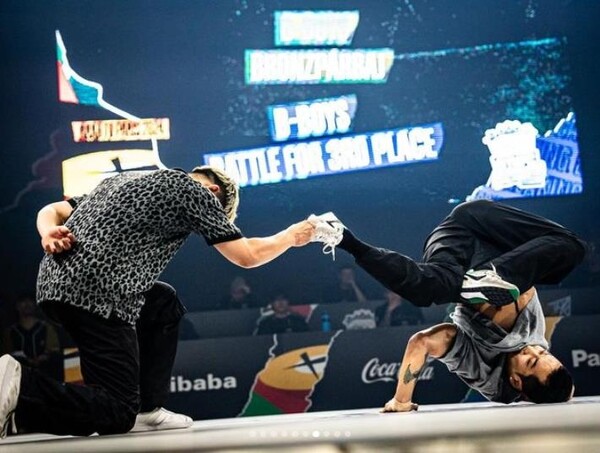 하시카와 잇신(일본·왼쪽)을 상대로 배틀을 펼치는 김홍열(오른쪽). 세계댄스스포츠연맹 SNS 캡처. /연합