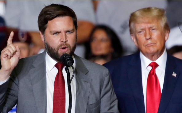 2022년 9월 당시 JD밴스 상원의원(왼쪽)이 도널드 트럼프 전 대통령(오른쪽)과 함께 연단에서 연설하고 있다. /AP=연합