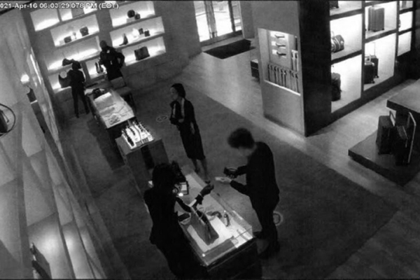 국정원 요원이 수미 테리 CFR 선임연구원에게 명품 가방을 사준 뒤 결제하는 모습. 정보요원이 CCTV에 노출되는 것을 무릅쓰고 해외 조력자에게 이런 식으로 명품 선물을 하는 경우는 찾아볼 수가 없다. /미 연방검찰 기소장 캡처