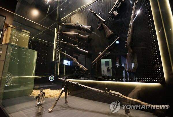2022년 11월 서울 용산 전쟁기념관에서 열린 국군정보사 이관 총기류 전시회에 출품된 총기들. /연합