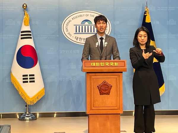 자유통일당 이동민 대변인(가운데). /자유통일당