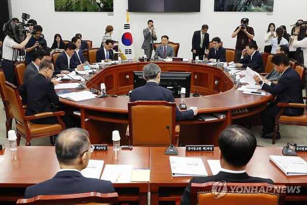 지난 29일 국회 정보위원회에서 국가정보원 원장과 각 차장이 업무보고를 준비 중이다. /연합