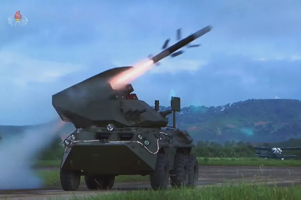 지난해 7월 북한이 무장장비전시회에서 공개한 ‘북한판 스파이크’ 발사 영상. NLOS 대전차 미사일 8발을 전술장갑차에 실었다. 사거리는 25km로 알려져 있다. /연합