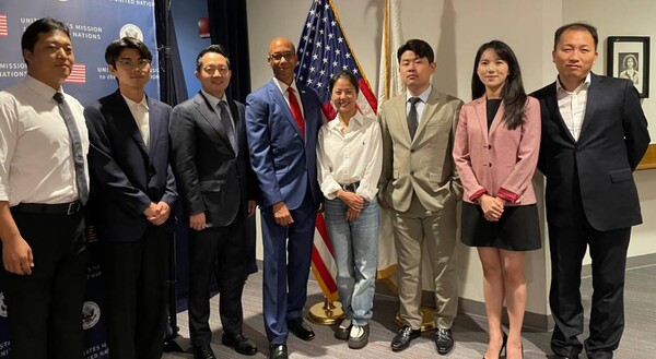 버트 우드 유엔 주재 미국 차석대사(왼쪽 네번째)가 지난 30일(현지시각) 탈북 청년들을 만나 북한을 탈출한 그들의 이야기와 북한의 억압적인 정책에 대해 이야기를 나눴다. /유엔 주재 미국 대표부 X(구 트위터)