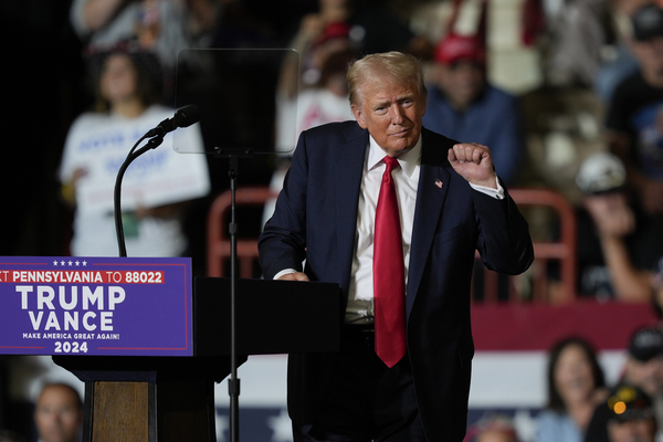 미국 공화당 대선 후보인 도널드 트럼프 전 대통령이 지난 31일(현지시간) 펜실베이니아주 해리스버그에서 대선 유세 도중 주먹을 쥐어 보이고 있다. /AP=연합