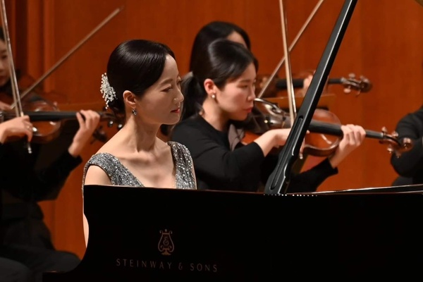 윤계진씨가 지난 7월 바르샤바에서 열린 위너트 콘서트에서 독주하고 있다.