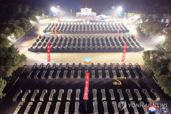 북한 관영매체는 5일 "북한 주요 군수기업소에서 제작한 단거리 탄도미사일 체계 250대를 전방 군단으로 인도했다"고 보도했다. 해당 미사일은 북한판 KTSSM으로 불리는 ‘화성-11라’형 단거리 탄도미사일로 추정된다. /연합