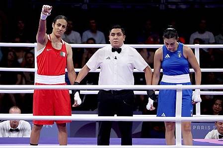 생물학적 남성인 'XY 염색체'를 가진 선수들이 파리올림픽 여자 복싱 부문에 출전해 논란을 일으키고 있다. 사진은 해당 선수 중 한 명인 알제리의 이만 칼리프(왼쪽). /연합