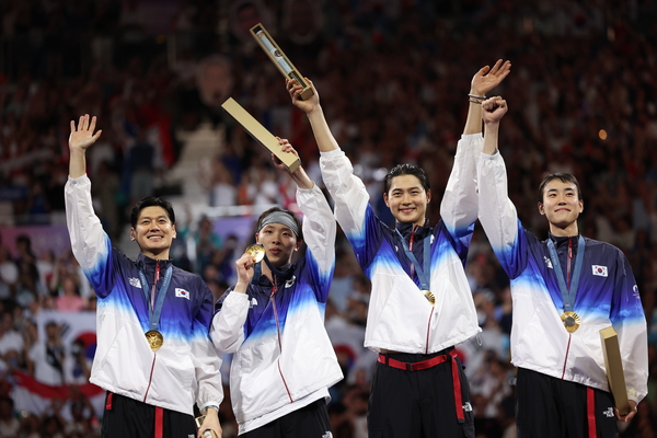 올림픽 3연패를 이룬 펜싱 사브르 남자단체 한국 대표팀 구본길(왼쪽부터), 박상원, 오상욱, 도경동이 31일(현지시간) 프랑스 파리 그랑 팔레에서 열린 2024 파리올림픽 펜싱 남자 사브르 단체전 시상식에서 금메달을 목에 걸고 기뻐하고 있다. 올림픽 스타가 예능 프로그램 섭외 1순위로 거론되는 가운데 이들은 SBS ‘동상이몽2’에서 첫 예능 출연 스타트를 끊는다. /연합