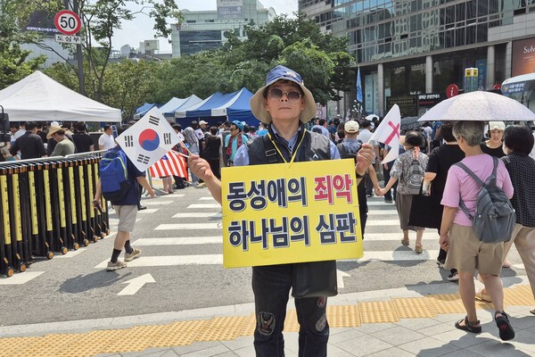 15일 광화문 집회 현장에서 이원용 목사(65·샬롬선교회)가 동성애 반대 1인 시위를 하고 있다. /곽성규 기자