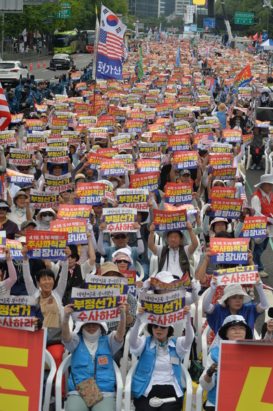 15일 광화문 이승만광장에서 열린 ‘8·15 국민혁명대회’ 참석자들이 함께 "부정선거 수사하라"는 손팻말을 들어 보이고 있다. /김석구 기자