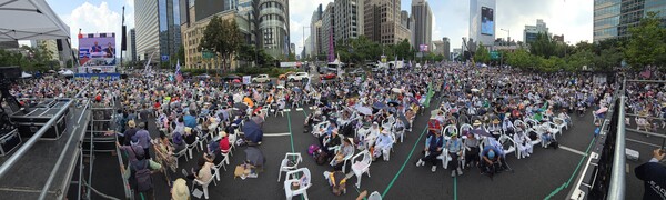 이날 집회는 폭염에도 불구하고 광화문 광장 전체에 사람들이 많이 모였다. /김석구 기자