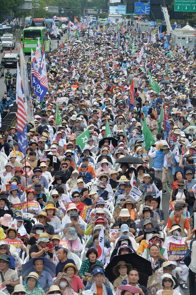 이날 집회에 참석한 시민들 중에는 노인과 청년, 아이들까지 각 연령층이 남녀노소 다양하게 눈에 띄었다. /김석구 기자