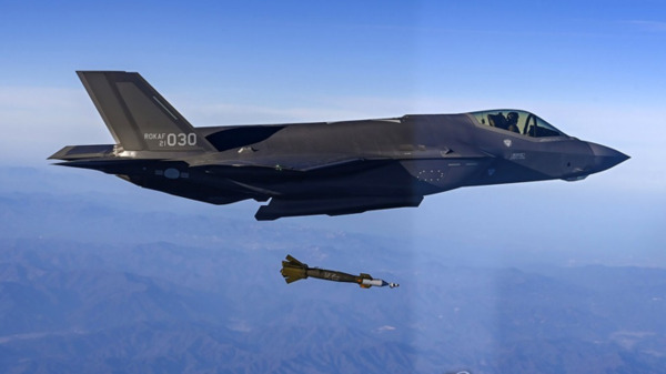 한국 공군 (ROKAF)의 F-35 전투기가 공대지 고폭탄 투하 훈련을 진행하는 모습. F35는 최신형 전술핵폭탄인 B61(Mode 12형)을 탑재할 수 있다. /UPI=연합