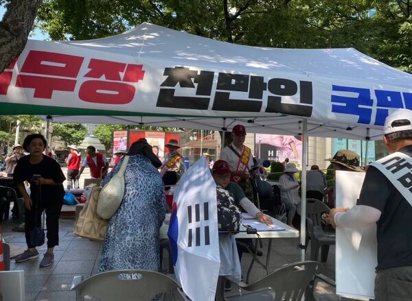 광복절인 지난 15일 서울 광화문 광장 부근에서 '핵무장 1000만인 국민서명운동'이 진행되고 있다. /핵무장 1000만인 국민서명범국민공동추진본부