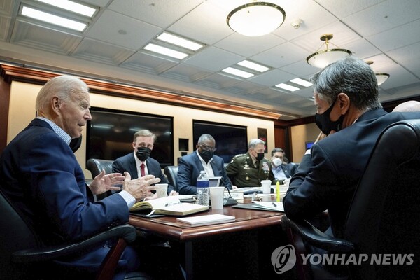 백악관 상황실 찾은 조 바이든 미국 대통령. 바이든 대통령이 지난 3월 미군에 새로운 핵작전 지침을 만들라는 지시를 내렸다고 뉴욕타임스가 보도했다. /연합