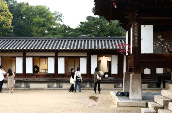 국가유산청 궁능유적본부가 국가유산형 예비사회적기업들과 함께 9월 3∼8일 창덕궁 낙선재에서 ‘K-헤리티지 아트전’ 전시를 선보일 예정이다. 사진은 지난해 열린 ‘K-헤리티지 아트전’에서 방문객들이 관람하는 모습. /국가유산청