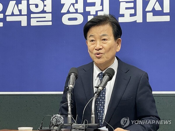 지난 3월 전북도 의회에서 기자회견을 하는 정동영 더불어민주당 의원. 그는 오랜만에 국회로 돌아온 뒤 한중의원연맹에 가입했다. /연합