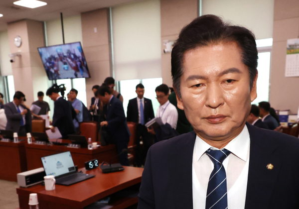 지난 7월 국회 법제사법위원회 회의 휴정을 선포하고 나서는 정청래 민주당 의원. 그는 현재 법사위원장이기도 하다. 국회 청원에서는 그를 제명해 달라는 요구가 올라오기도 했다. /연합