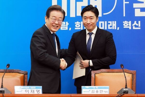 지난 1월 민주당이 8번째로 영입한 김용만 임시정부기념사업회 이사를 이재명 대표가 반겨주고 있다. 김용만 이사는 김구의 증손자이자 김양 전 보훈처장의 장남이다. 이재명 대표는 대선 때도 김 이사를 영입했었다. /연합