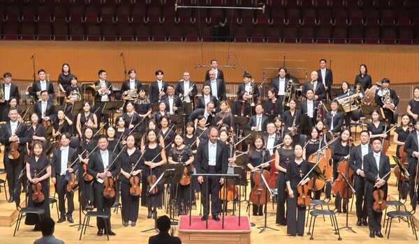 러시아 출신 지휘자 투간 소히예프가 29일 서울 송파구 롯데콘서트홀에서 열린 서울시향 연주회를 마치고 관객에게 인사하고 있다. /연합